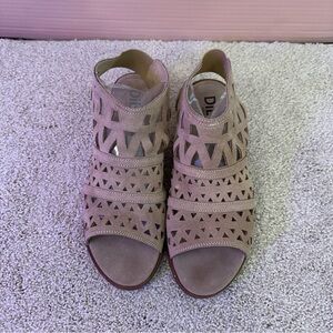 Tan Laser-Cut Sandals with Lace-Up Design‎